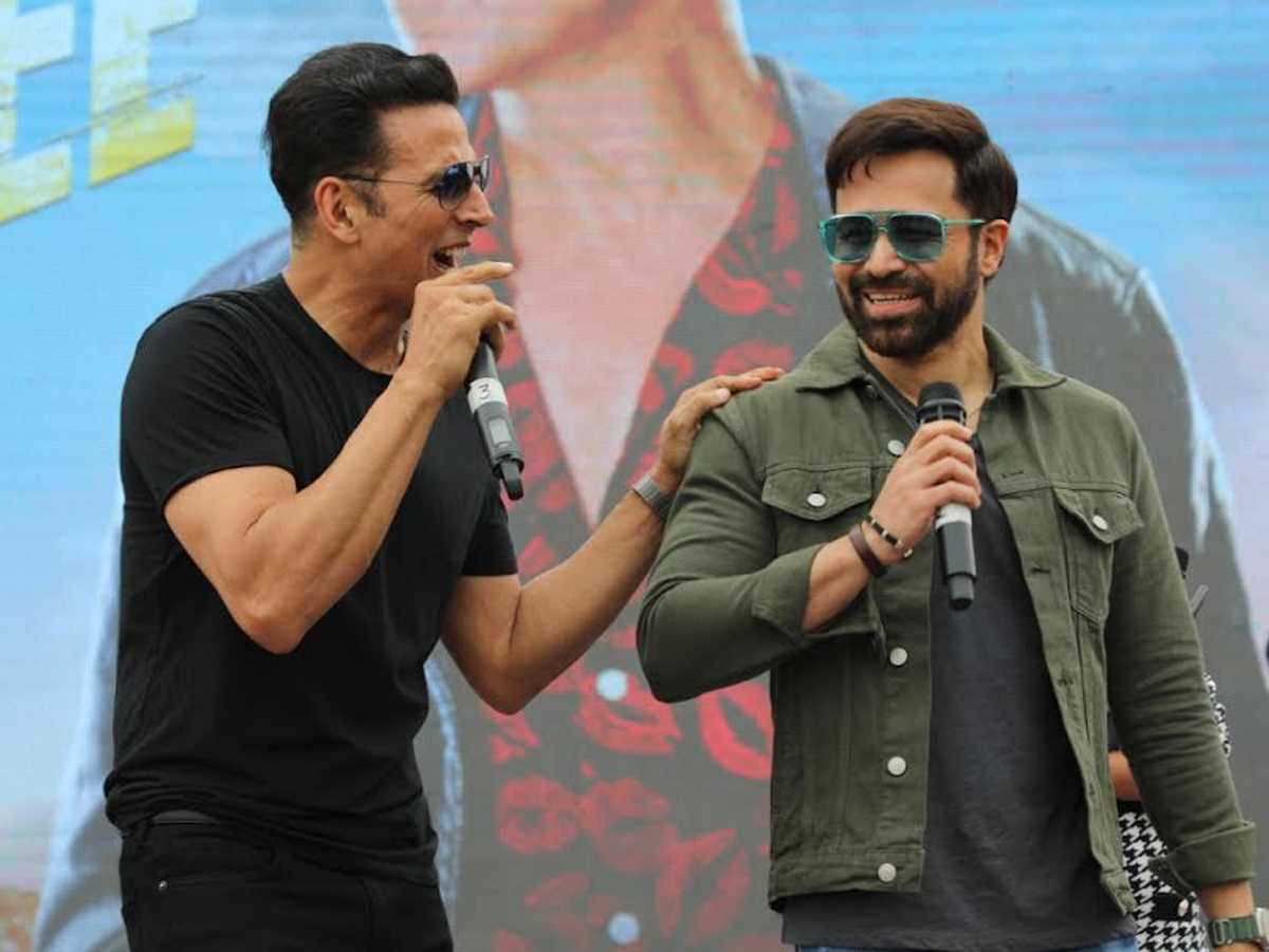 अक्षय कुमार व इमरान हाशमी को अपने बीच पाकर विद्यार्थियों के खिले चेहरे